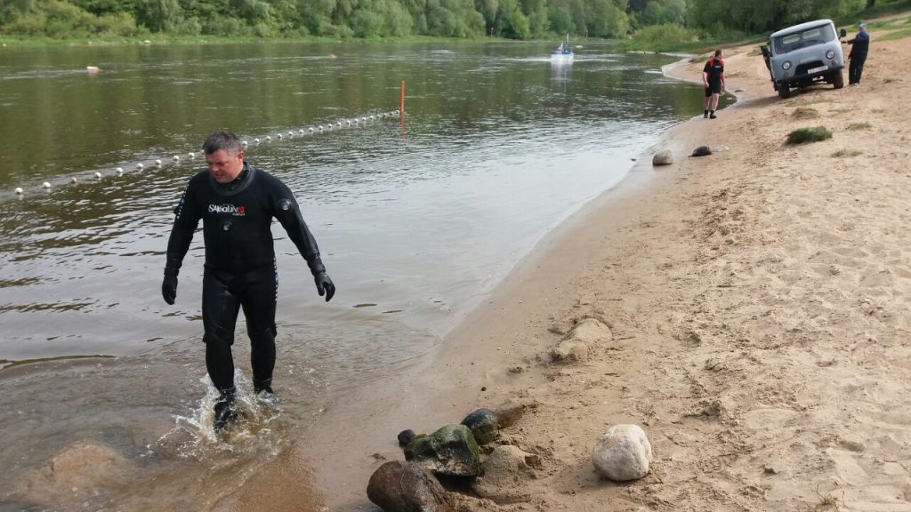 Гродненские спасатели чистят городские пляжи 
