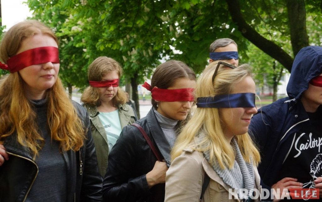 По Новому Свету с завязанными глазами. Прошлись по Гродно, который нельзя увидеть, но можно почувствовать