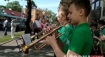 Духовой оркестр музыкальной школы дал концерт на улице Дзержинского