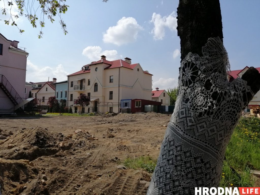 Видеофакт: Ломали вишню экскаватором, так как не было пил