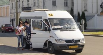 Не выдают чеки и возят пассажиров стоя: в Гродно снова проверили маршрутки — и нашли старые проблемы
