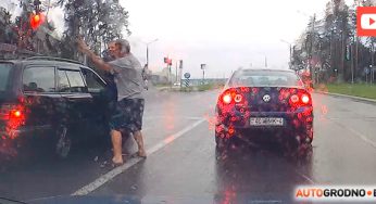 В Гродно пассажиры Mercedes станцевали на дороге. Очевидец заснял перформанс на видео