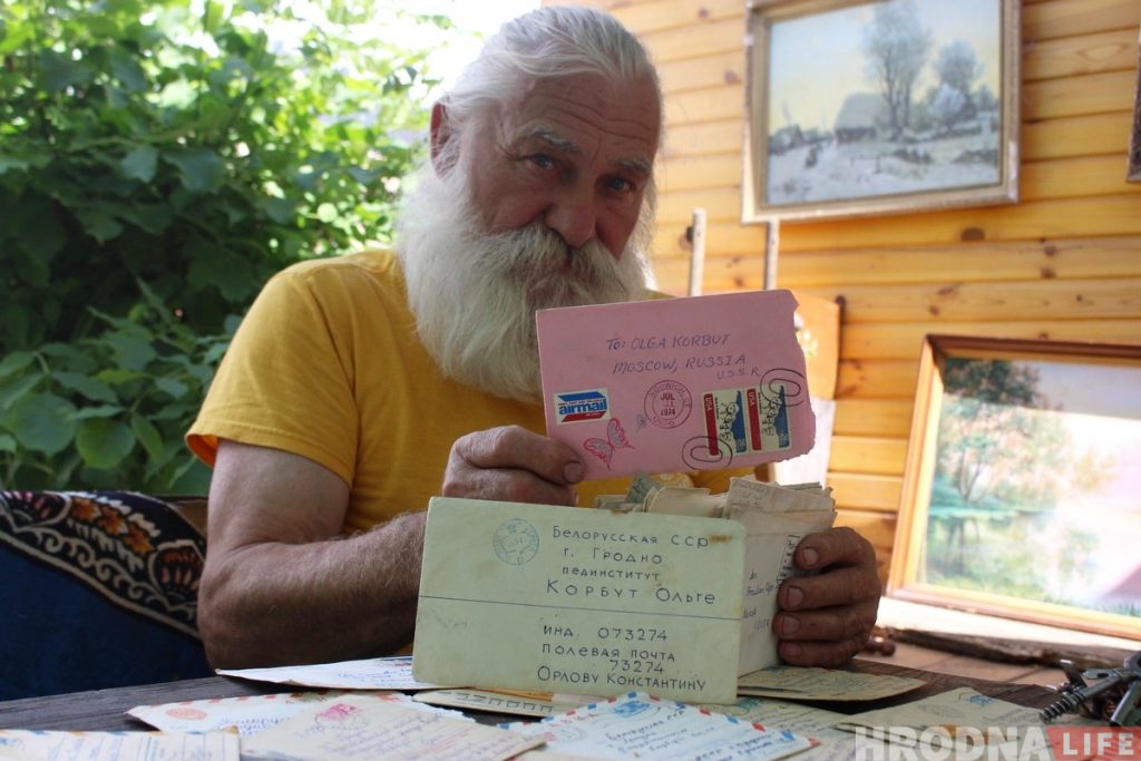 «Возможно, Корбут их и не видела». Гродненскому коллекционеру принесли письма для олимпийской чемпионки