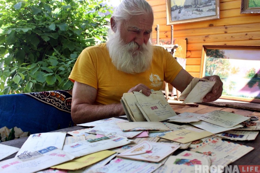 «Возможно, Корбут их и не видела». Гродненскому коллекционеру принесли письма для олимпийской чемпионки