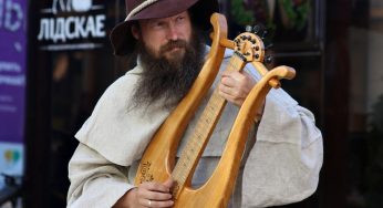 На гродненской пешеходке новый инструмент: ремесленник играет на самодельной лире