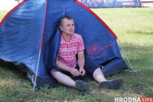 Гродненец поставил палатку перед администрацией района и собрался там жить. Ему предложили другое жилье Александр Лаврентьев из Гродно.