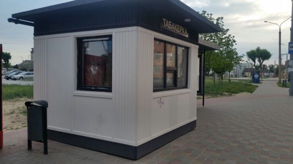 Пьяный гродненец разбил стекла в киосках "Табакерка" Пьяный гродненец разбил стекла в киосках "Табакерка"