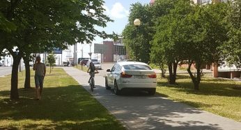 В Гродно по тротуарам ездят автомобили. Местные жители хотят обращаться в ГАИ