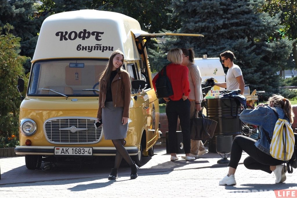 «Здесь частичка нашего сердца». Самая известная кофейня на колёсах в Гродно отметила первый день рождения 