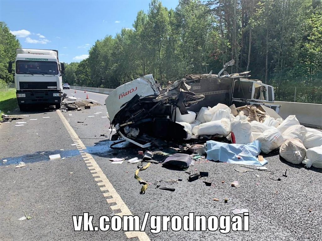 Под Воложином столкнулись микроавтобус и фура. Пассажир-попутчик из буса погиб