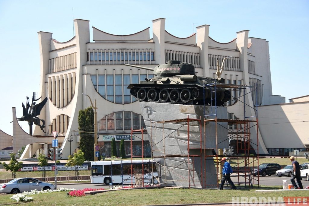 Начали ремонтировать постамент танка на Советской площади