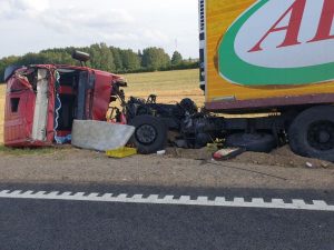 На М6 в Лидском районе очередная трагедия: водителя фуры выбросило из кабины, он погиб на месте (обновлено) На М6 в Лидском районе очередная трагедия: водителя фуры выбросило из кабины, он погиб на месте (обновлено)