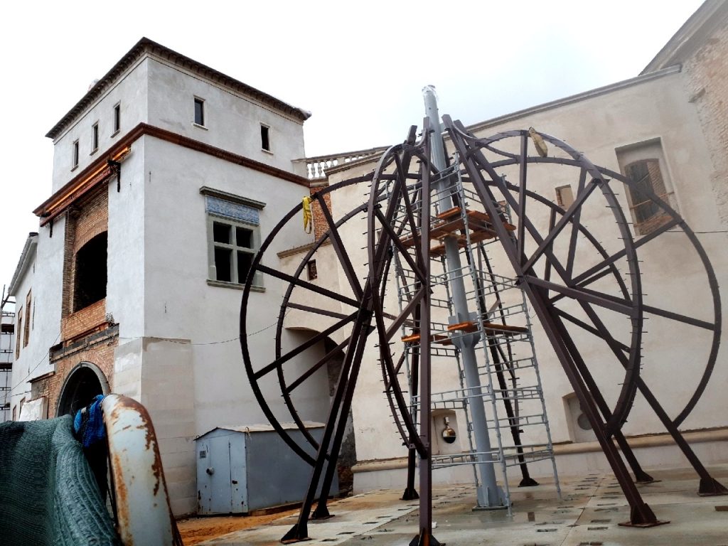 Смотрите, возле Старого замка стоит купол воротной башни