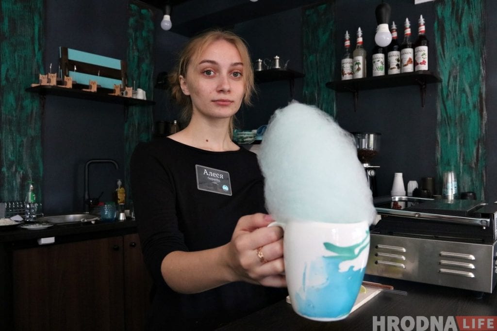 В центре Гродно стало на одну кофейню больше: открылась "Кава Banga", где кофе подают со сладкой ватой