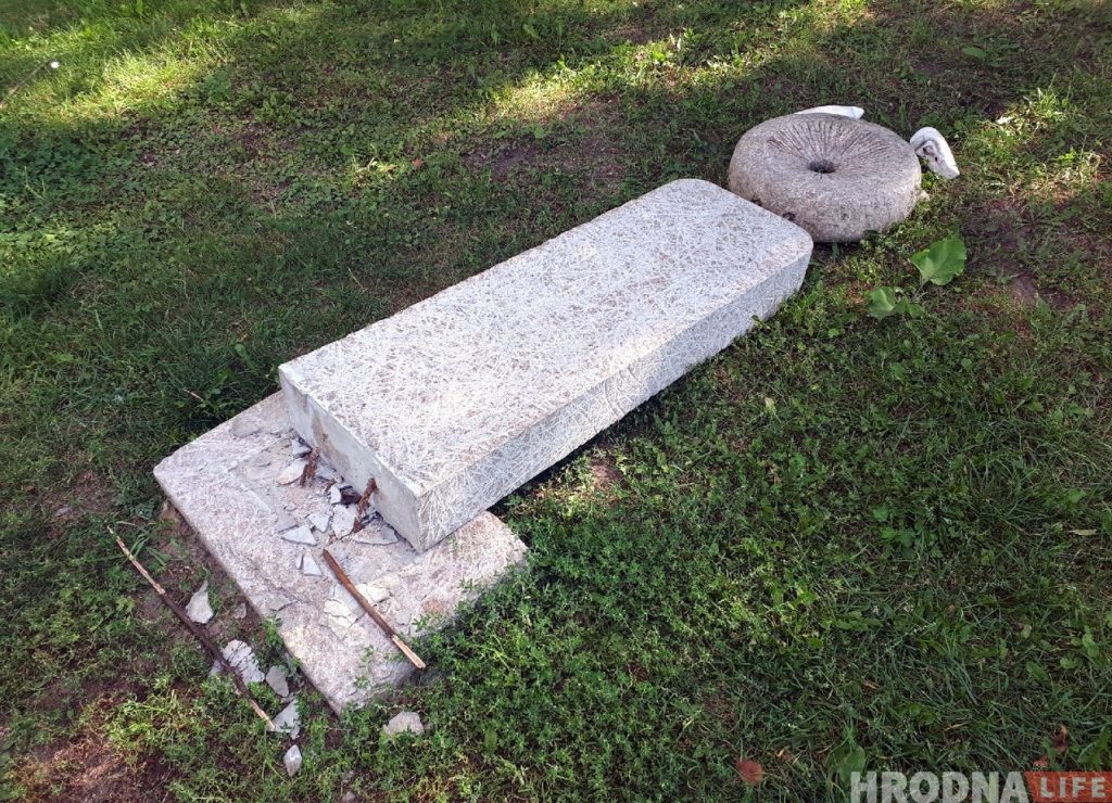 Вандалы повалили каменную скульптуру в Коложском парке Вандалы повалили каменную скульптуру в Коложском парке