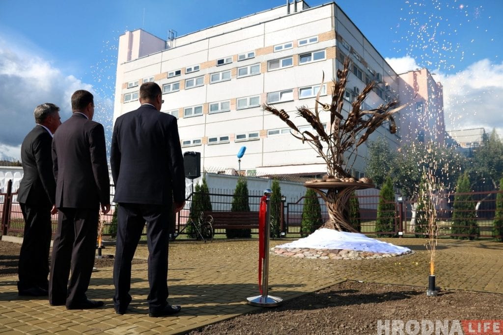 «Наш подарок городу». Возле хлебозавода открыли “Хлебное дерево”