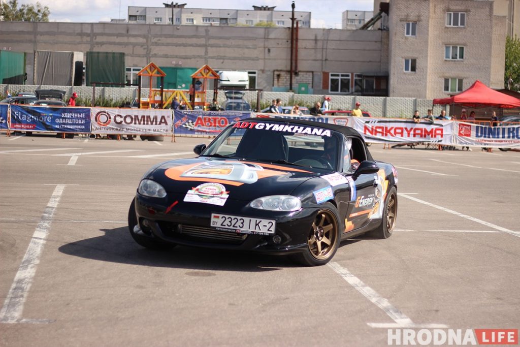 Колеса над землей, рев мотора на всю парковку: в Гродно прошел четвертый этап автоджимханы Четвертый этап кубка ADTBY по джимхане в Гродно