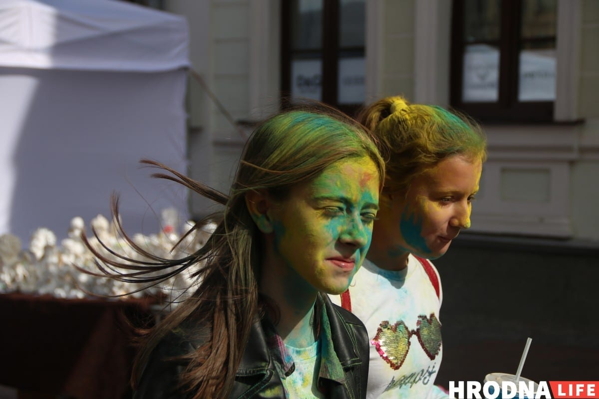 Тату на банане и свинья под горисполкомом - чем удивлял День города в Гродно. Фоторепортаж