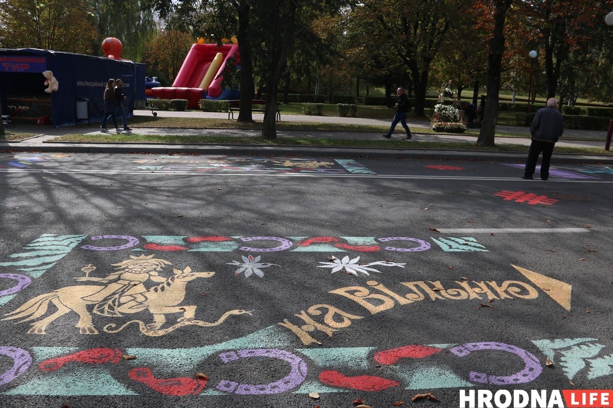 Тату на банане и свинья под горисполкомом - чем удивлял День города в Гродно. Фоторепортаж