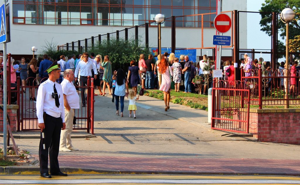 Возле школы на Ольшанке задержали пьяного водителя