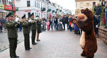 С медведем и мировыми хитами: в центре Гродно прошел парад оркестров
