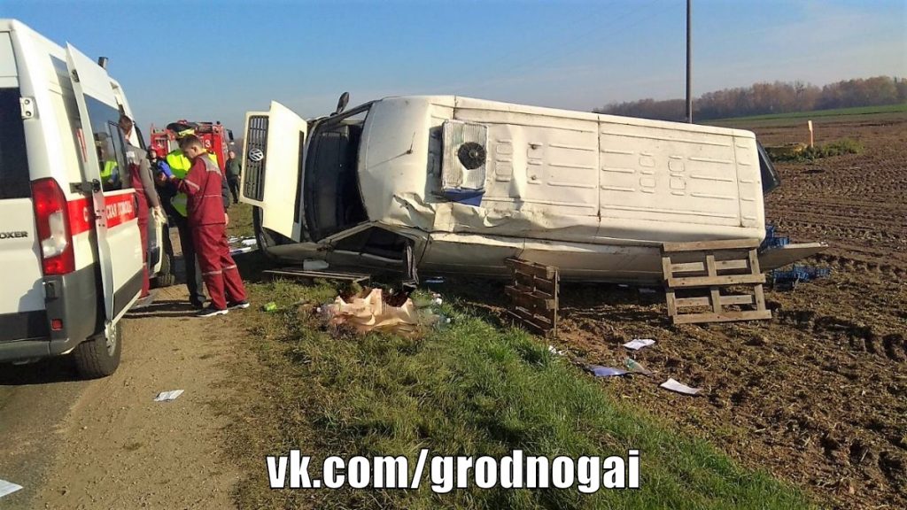 Под Гродно микроавтобус съехал в кювет. Водителя зажало под автомобилем микроавтобус кювет