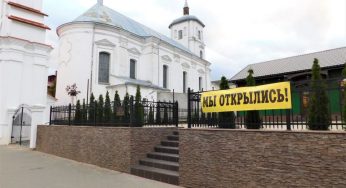 В Слониме рядом с костёлом построили кафе. Прихожане таким соседством недовольны