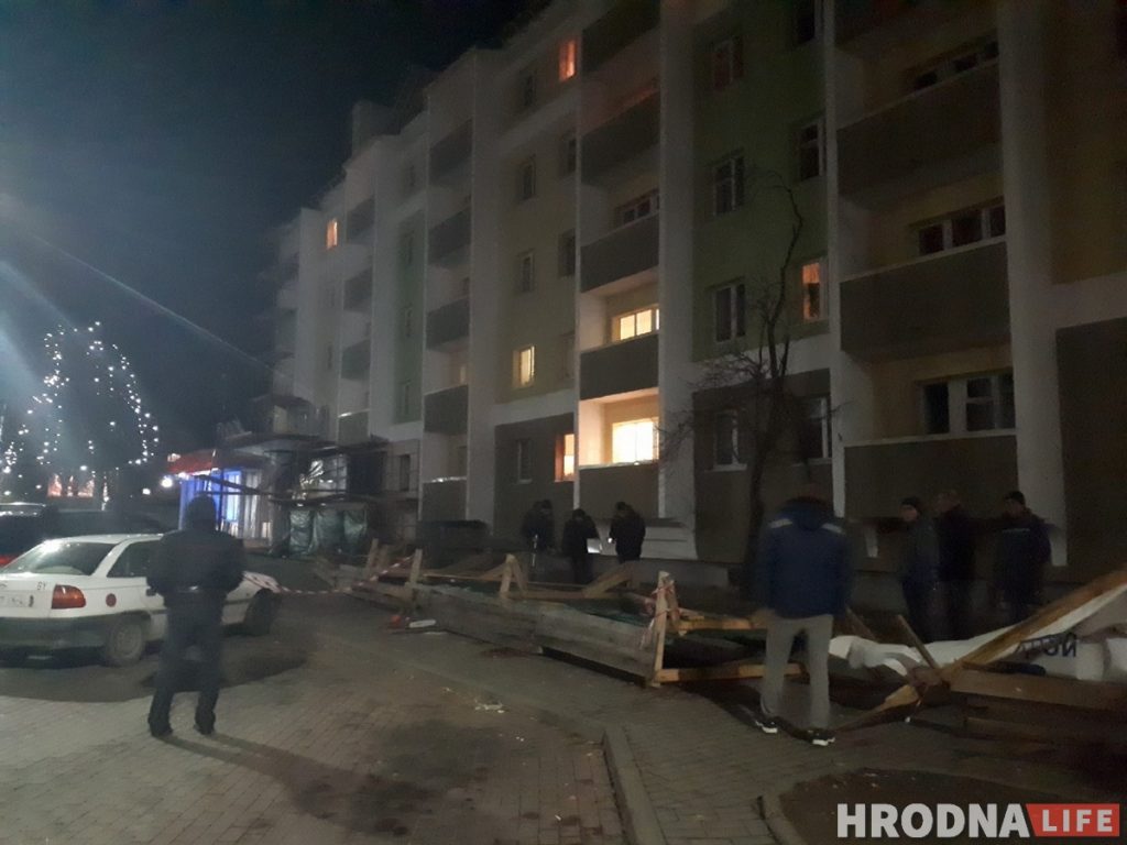 На Горького строительный забор упал на девушку. Пострадавшую увезли в больницу На Горького строительный забор упал на девушку. Пострадавшую увезли в больницу