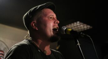 Вокалиста группы Dzieciuki Алеся Денисова отпустили из ИВС. Но все равно будут судить