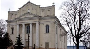 В Островце хулиган повредил четыре статуи и две лавки на территории костела