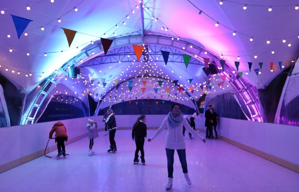 Смотрите, как работает каток на крыше торгового дома "Неман"