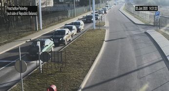 «Стоим уже 8 часов. Одни русские…» Что с очередями на границе