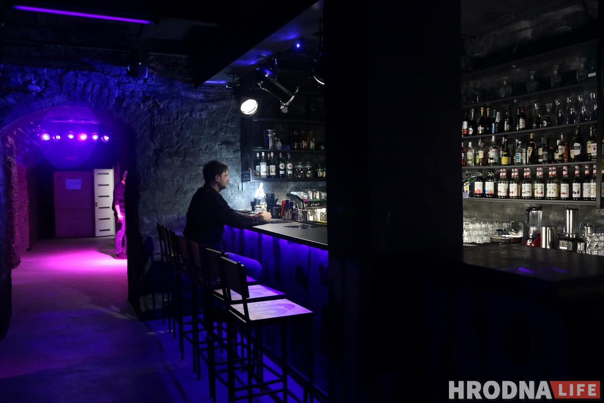 «Махровой попсы здесь точно не будет». На Мостовой в подвалах открылось Dj Cafe
