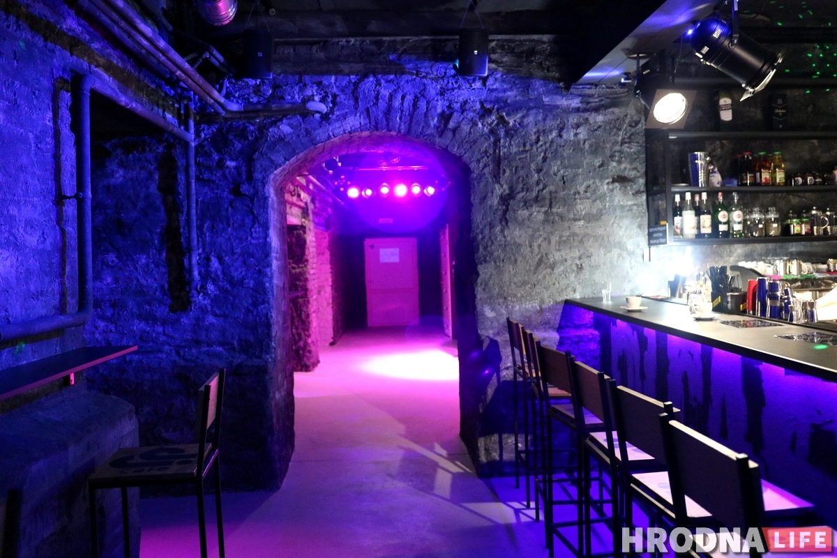 «Махровой попсы здесь точно не будет». На Мостовой в подвалах открылось Dj Cafe