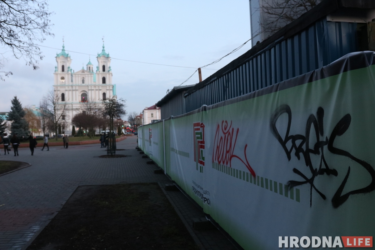 Фотофакт: кто-то разрисовал дома на Замковой странными надписями