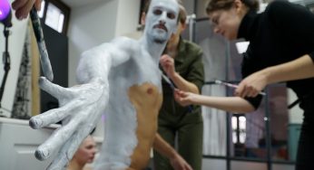 “В темноте они будут светиться”. Смотрите, как художницы рисуют на людях