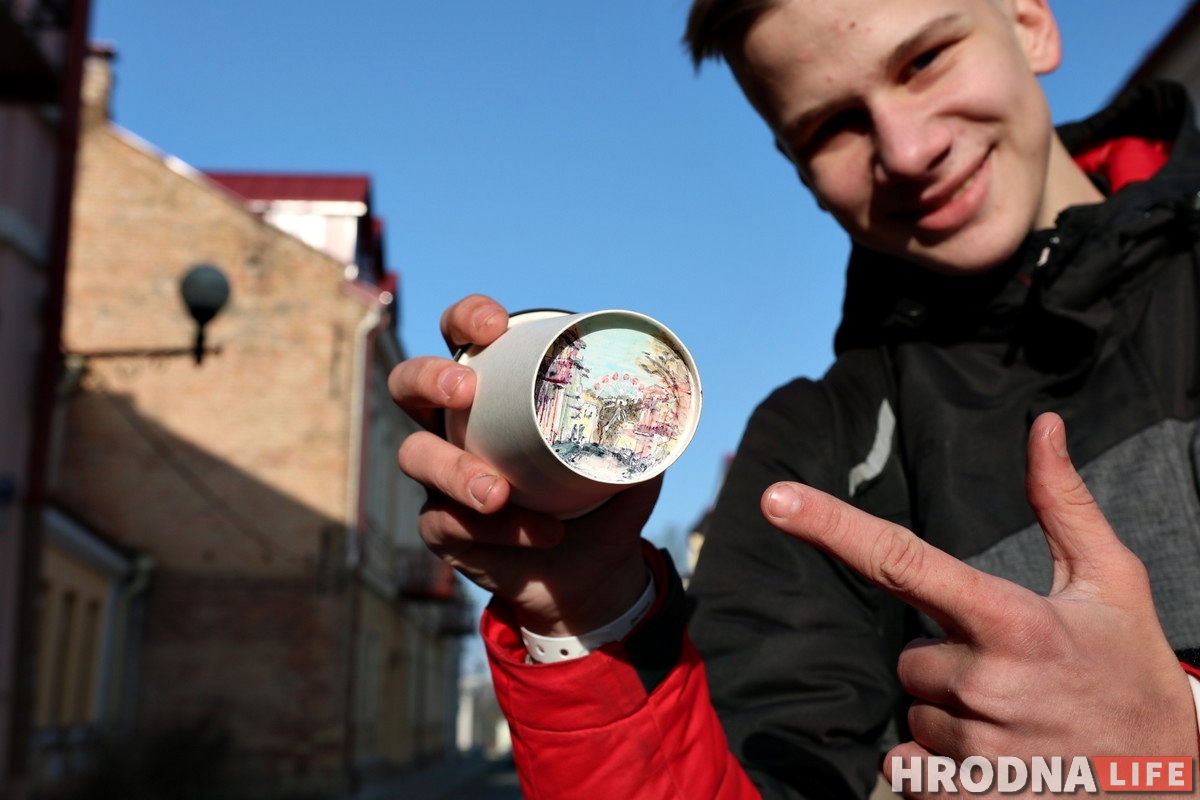 На донышке: гродненец рисует достопримечательности города на стаканчиках из-под кофе