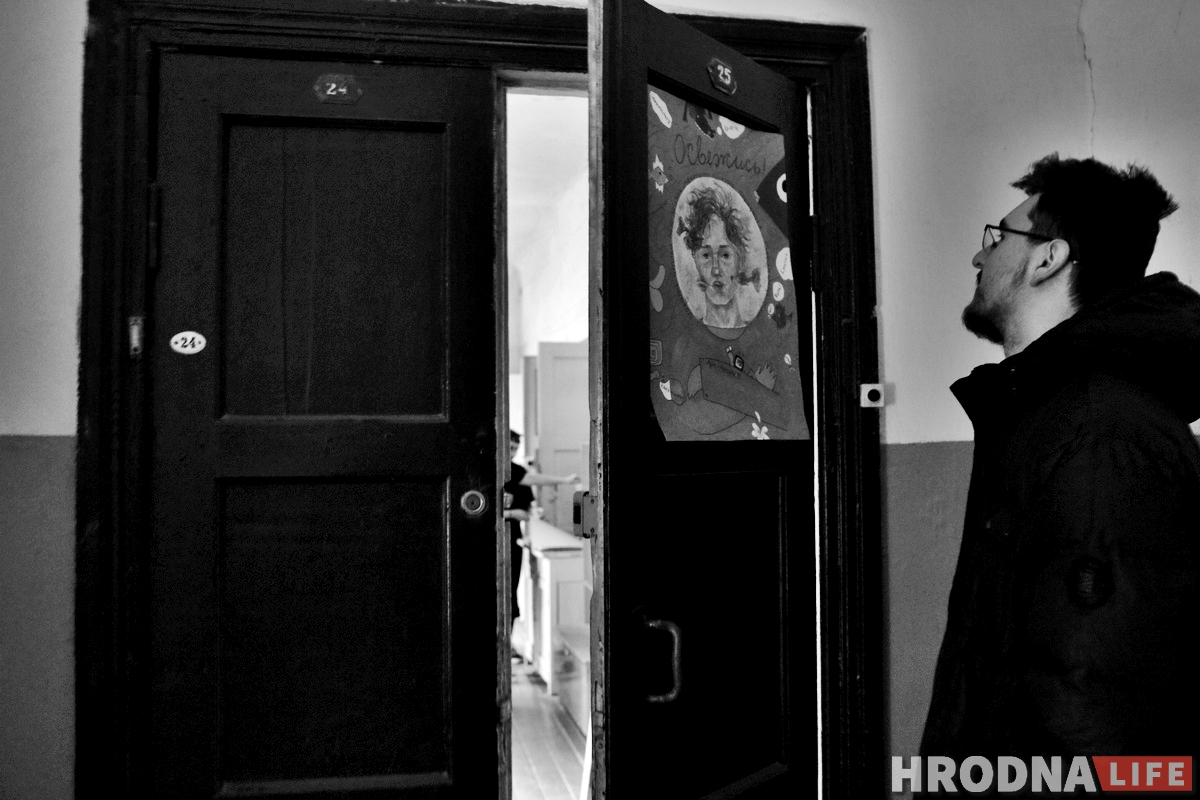 Галерея одного дня: молодые художники выставились в пустой квартире в центре Гродно Галерея одного дня: молодые художники выставились в пустой квартире в центре Гродно