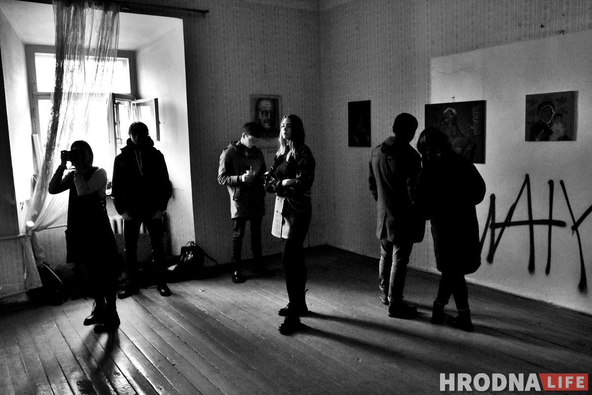 Галерея одного дня: молодые художники выставились в пустой квартире в центре Гродно Галерея одного дня: молодые художники выставились в пустой квартире в центре Гродно