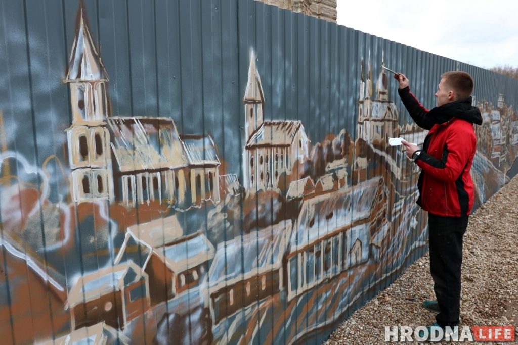 На заборе возле синагоги рисуют панораму старого Гродно