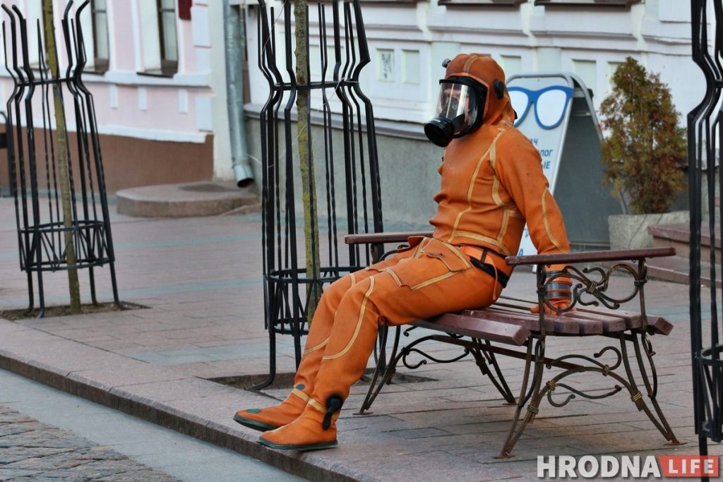 Фотофакт: По Гродно гулял мужчина в защитном костюме 