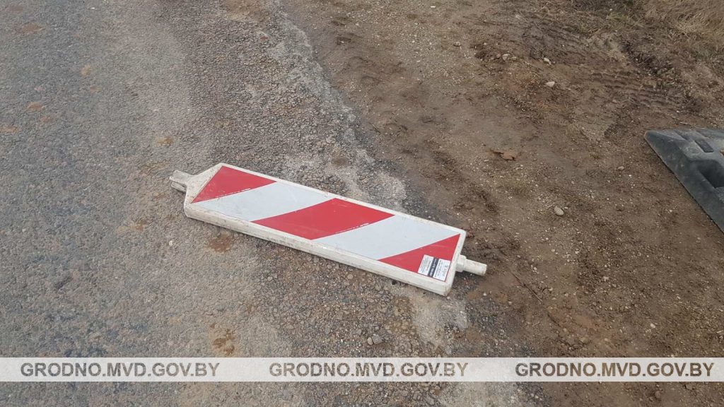 Пьяный мужчина вышел на дорогу и бросил знак в машину