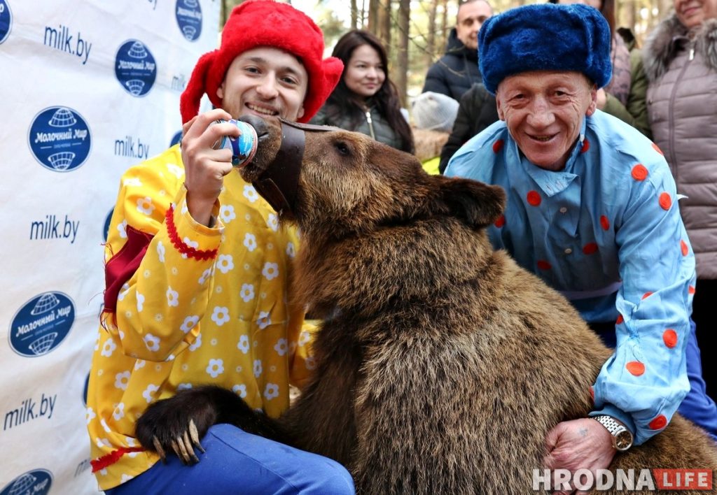 Живой медведь на Масленице