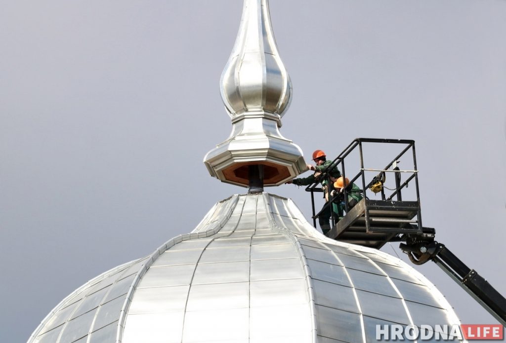 На купол въездной башни Старого замка поставили шпиль