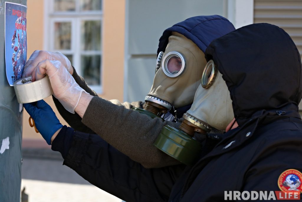 "Хочешь сдохнуть?!" В Гродно активисты расклеили провокационные листовки о коронавирусе