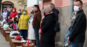 Соблюдали дистанцию и были в масках: как православные в Гродно освящали пасхальную пищу