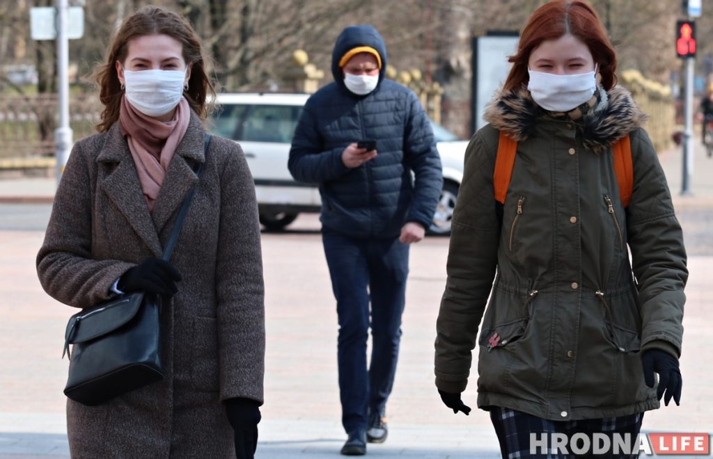 ФОТО: На улицах Гродно появилось много людей в масках