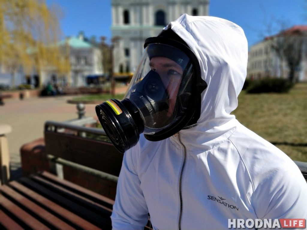 «Я давно был готов». Почему гродненец ходит по городу в противогазе