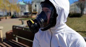 «Я давно был готов». Почему гродненец ходит по городу в противогазе