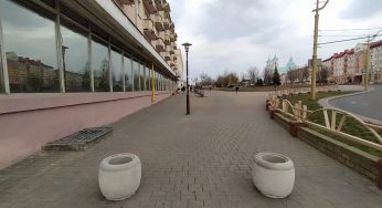 Фотофакт: Мостовую загородили от нарушителей парковки